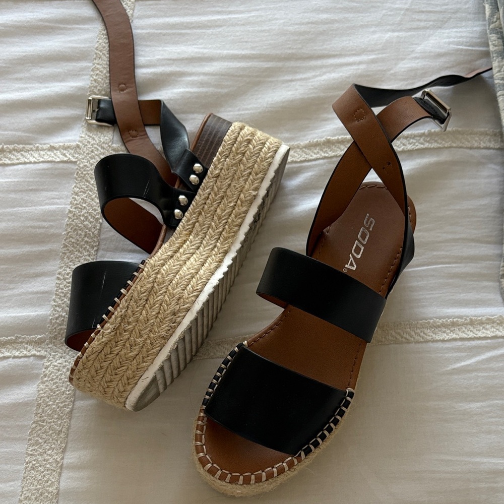 Soda Women's Black and Tan Espadrille Sandals
